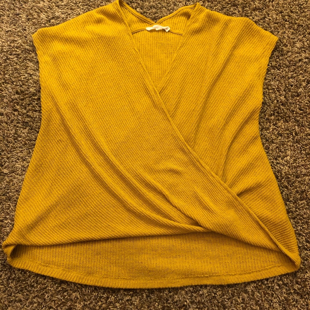 Short sleeve sweater